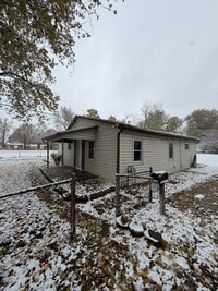 Building Photo - Freshly Renovated Home in Convenient Location!