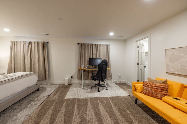 Building Photo - 1157 E Sego Lily Dr