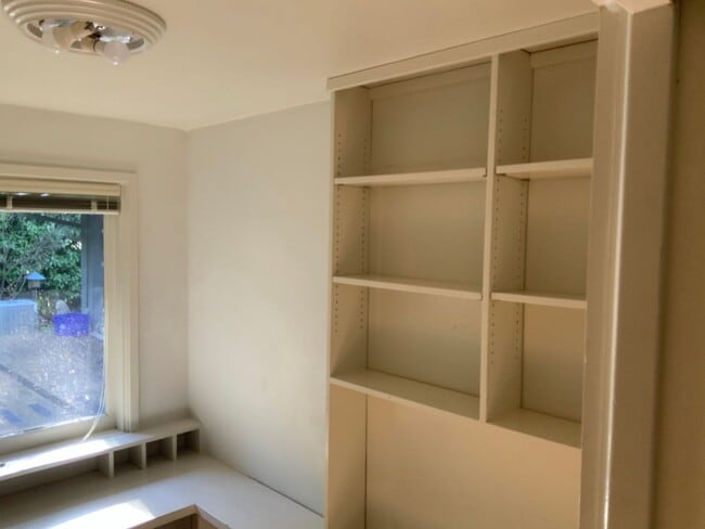 Building Photo - 3 Bedroom House in Hendrick's Park Area