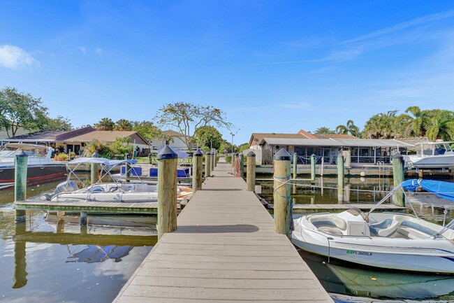 Building Photo - Beautifully Renovated 3BR/2BA Townhome in ...