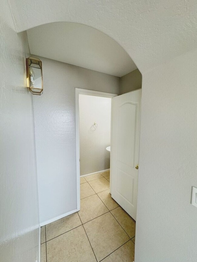 Building Photo - 4BR / 2.5BA Home with Expansive Lot – 2-Car Garage, Community Pools & Golf