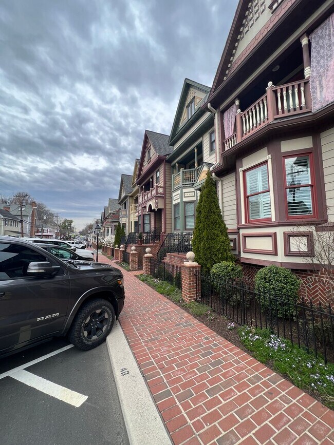 Building Photo - Stunning 2 bedroom and 3 Bathroom Townhome Style Condo / w Pool