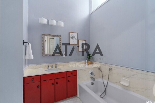 Building Photo - 1577 E Tomahawk Dr