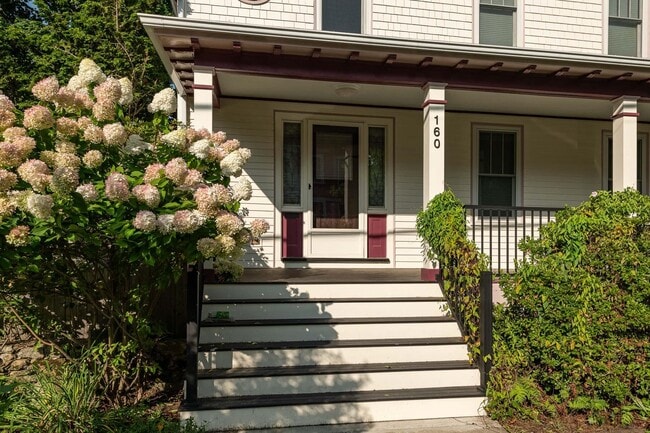 Building Photo - 160 Wibird St