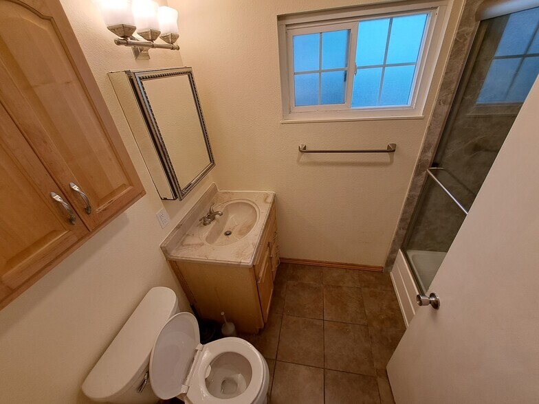 Hallway Bathroom - 5517 Fiesta Rd