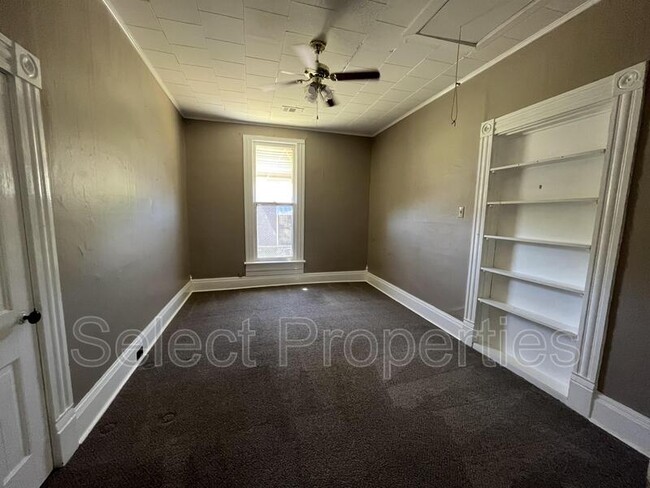 Building Photo - 904 W Oak Ave