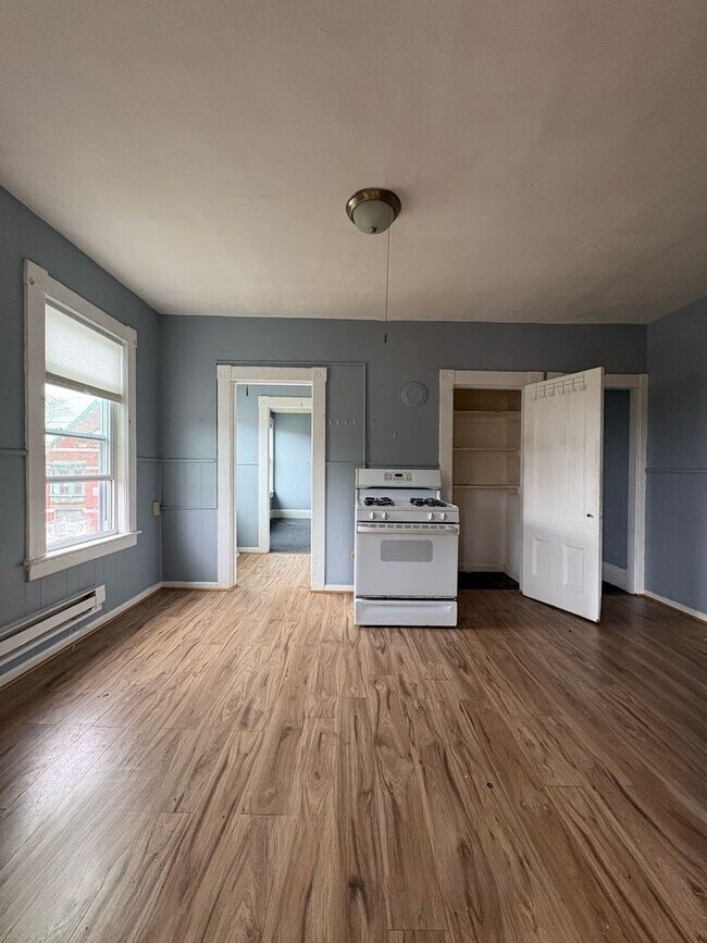 Building Photo - 5 Ellis Ave