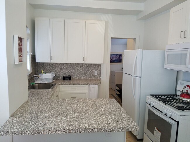 Building Photo - Grand Rapids, MI Downtown 2-Story Victorian-Style Cottage