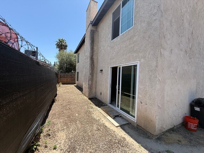 Building Photo - 2 Bedroom 2 Bath in Hemet!