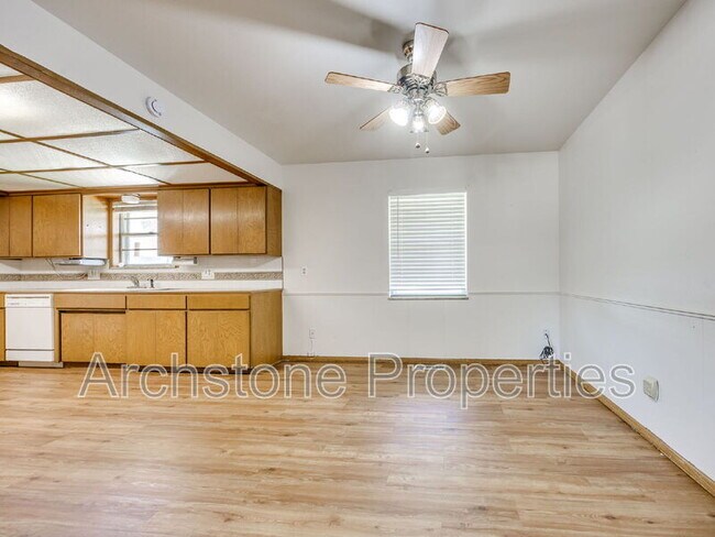 Building Photo - 3121 Lakeside Dr