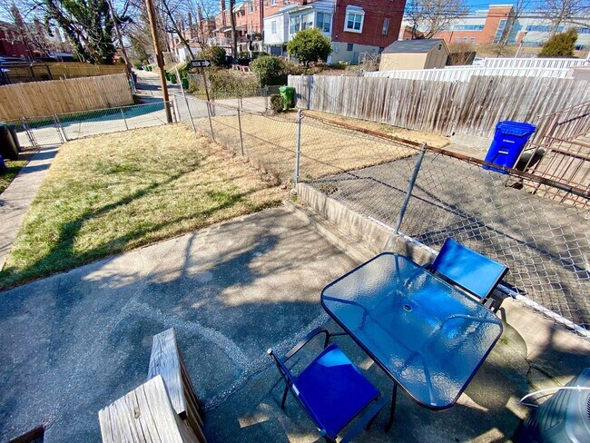 Building Photo - Charming 3 Bedroom/2 Bathroom Townhome with In-Unit Laundry in Ramblewood, MD!