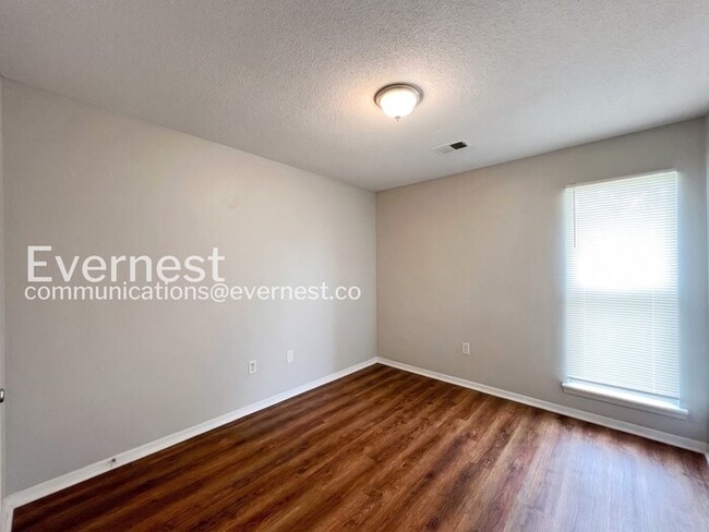 Building Photo - 3400 Laurelwood Dr