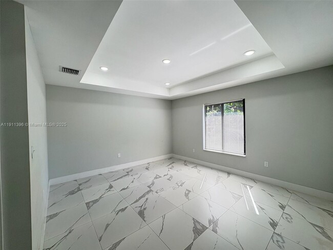 Building Photo - 2518 NW 9th Pl