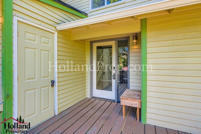 Building Photo - Charming Home Near Parks and Trails in Por...