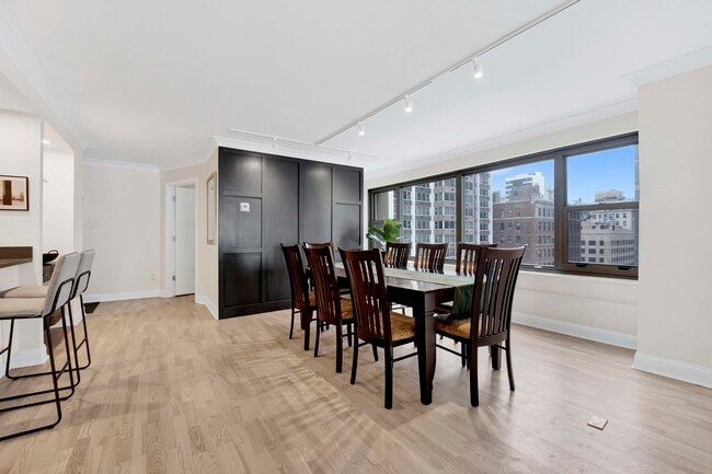 Building Photo - 247 E Chestnut St