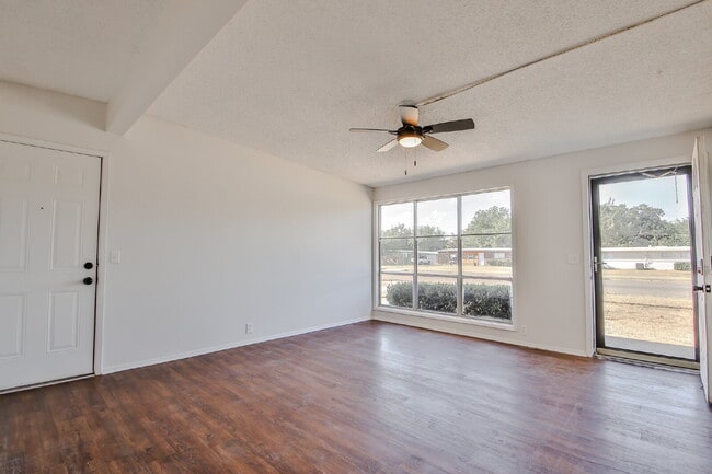 Building Photo - Charming 3 Bedroom, 1 bathroom in Central Lubbock