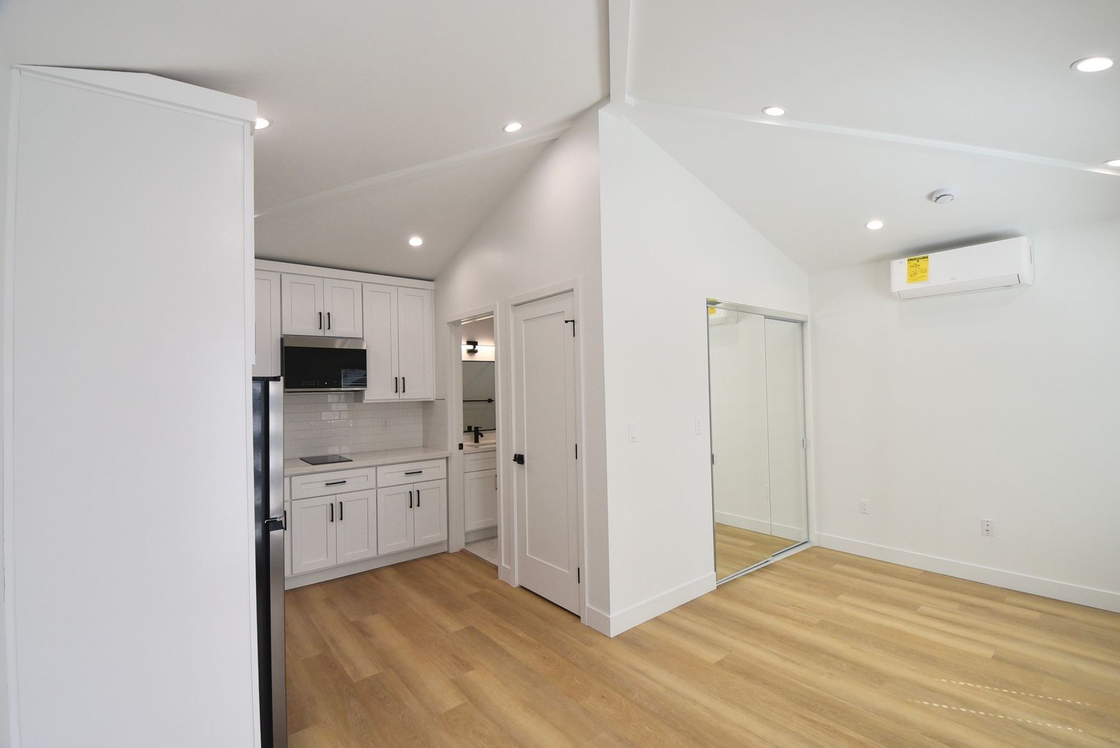 Building Photo - 10839 Moorpark St