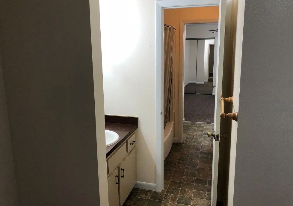 Building Photo - 2108 Northeast 38th Avenue