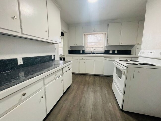 Building Photo - 902 S Cedar Ave