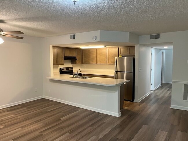 Building Photo - Renovated 1 bed 1 bath condo in gated comm...