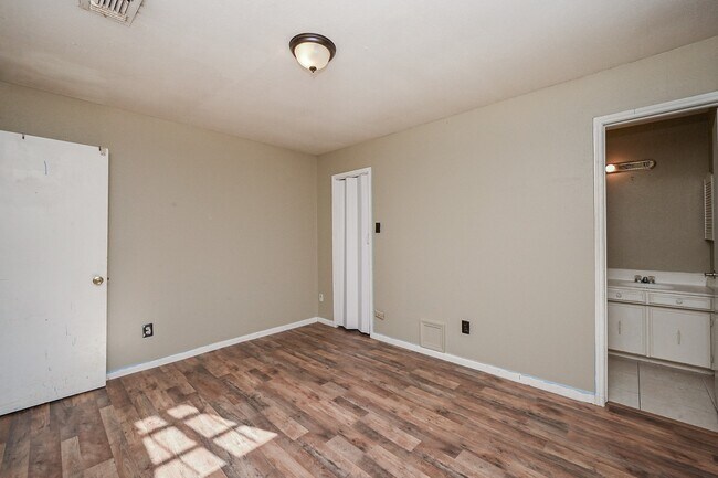 Building Photo - 9630 Glenwood Forest Dr