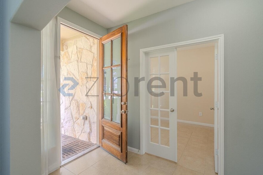 Building Photo - Unit
