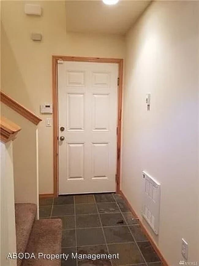 Building Photo - Spacious 4 Bedroom Townhome with Private F...