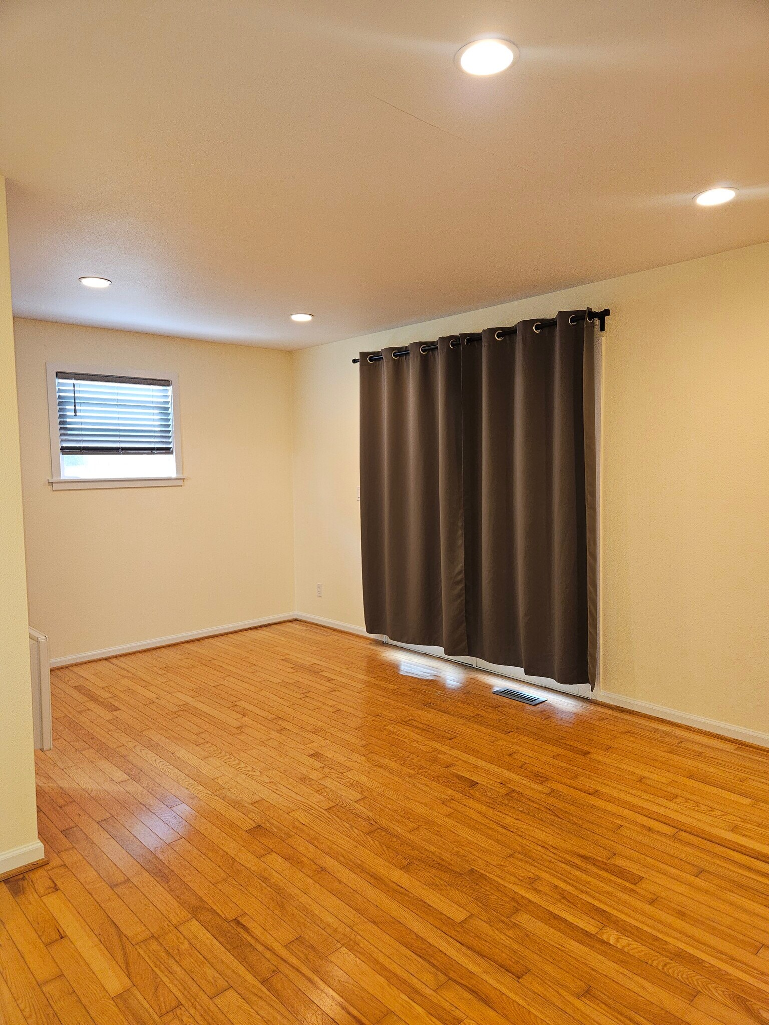 Main bed - 1427 27th Ave