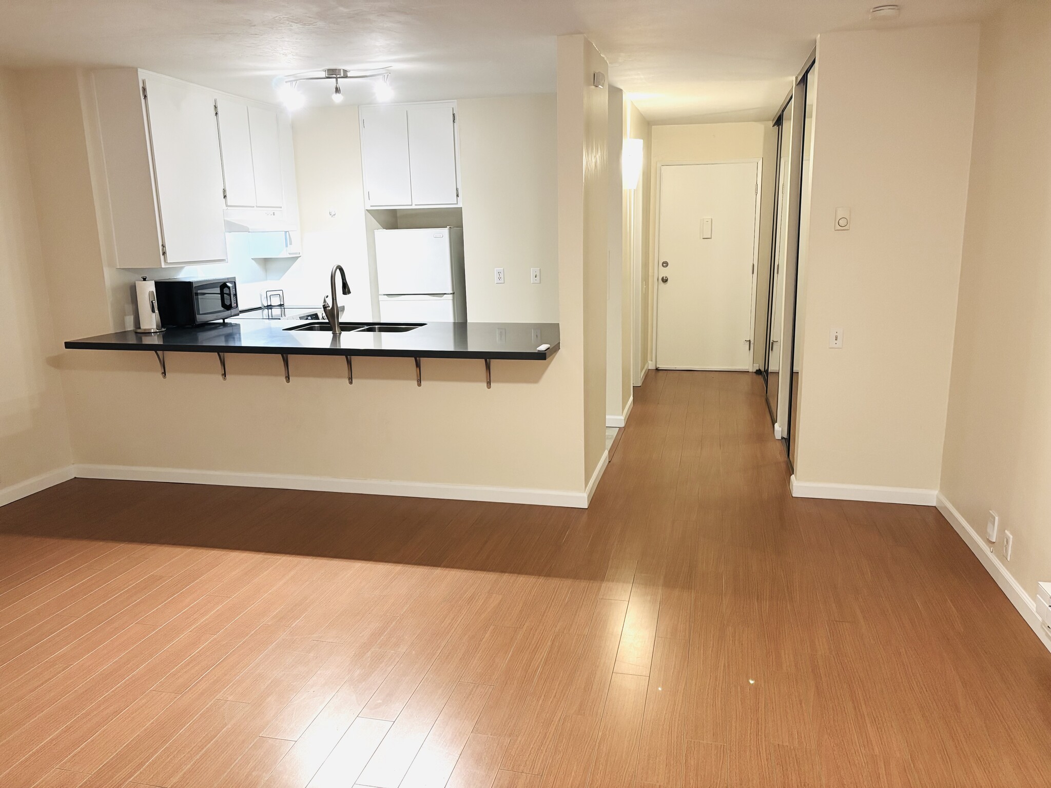 kitchen (view toward front door) - 4600 Lamont St