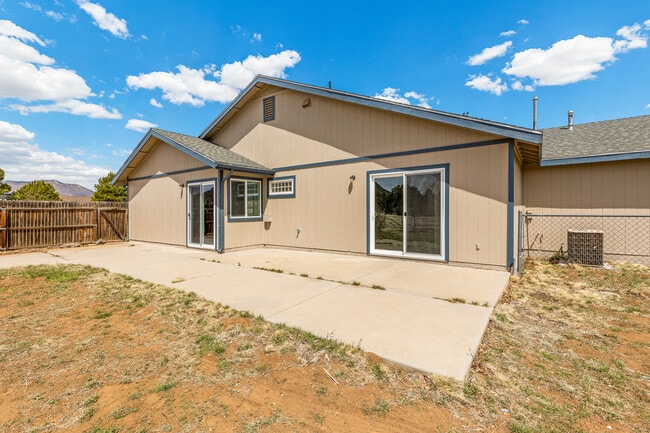 Building Photo - 8650 La Mancha Ln