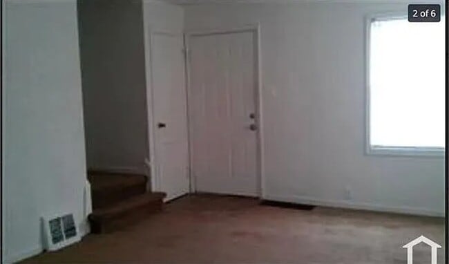 Building Photo - 2 bed 1 bath duplex $1100/mo
