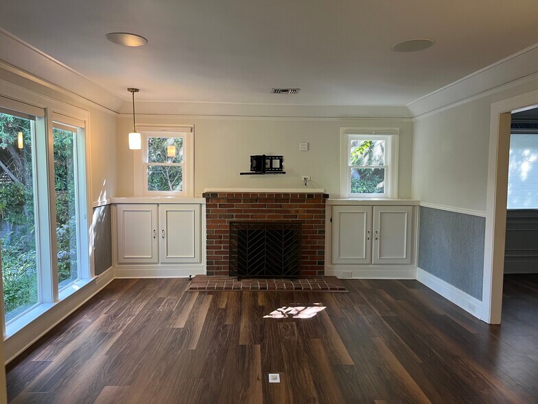 Building Photo - 7024 De Longpre Ave