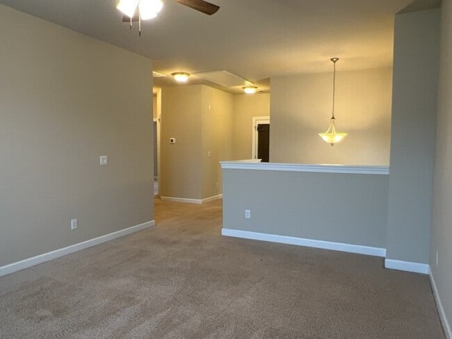 Building Photo - 579 Crossland Dr