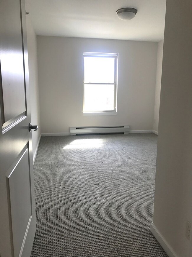 Building Photo - Top Floor Corner 2 Bedroom with Wooded View