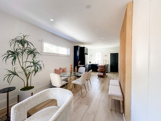 Building Photo - Gorgeous three bedroom in the heart of Par...