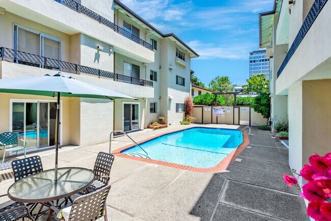 Building Photo - Charming 2-Bedroom Condo in Downtown Palo ...