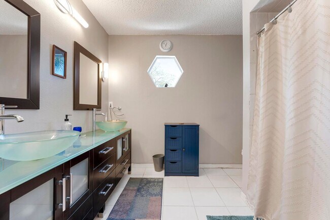 Building Photo - ** STUNNING 4 BEDROOM 2 FULL BATH/ 2 HALF BATH HOME WITH A PRIVATE POOL LOCATED JUST MINUTES FROM...