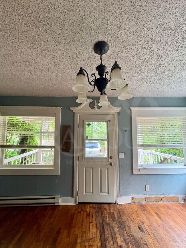 Building Photo - Bright & Beautiful Bungalow Near Downtown Port Orchard