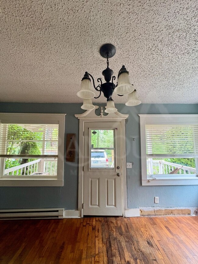 Building Photo - PRICE DROP! Bright & Beautiful Bungalow Near Downtown Port Orchard