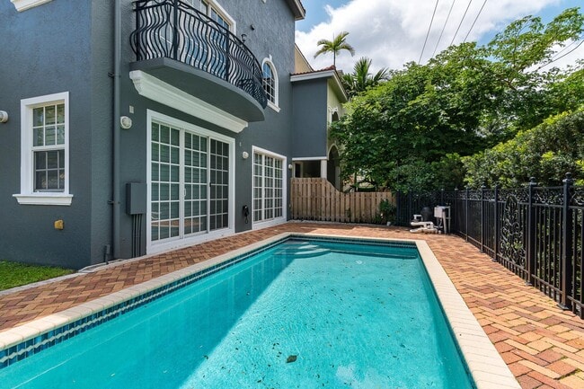 Building Photo - 486 SW 5th St