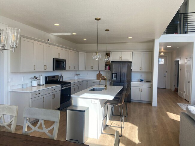 Building Photo - 1307 W Quailhill Rd