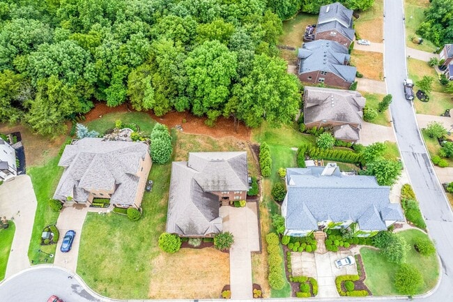 Building Photo - Custom built home in a great location in B...