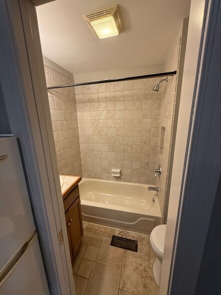 Apt 4 - 2239 Cleneay Ave