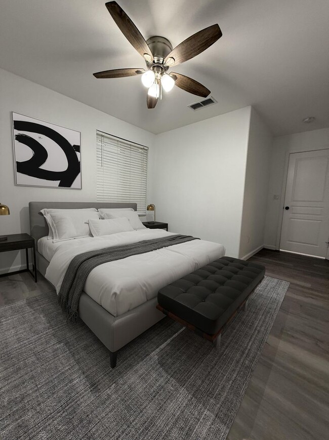 Building Photo - ** 3-Bedroom Two Story Home in Desirable Roseville Location!**