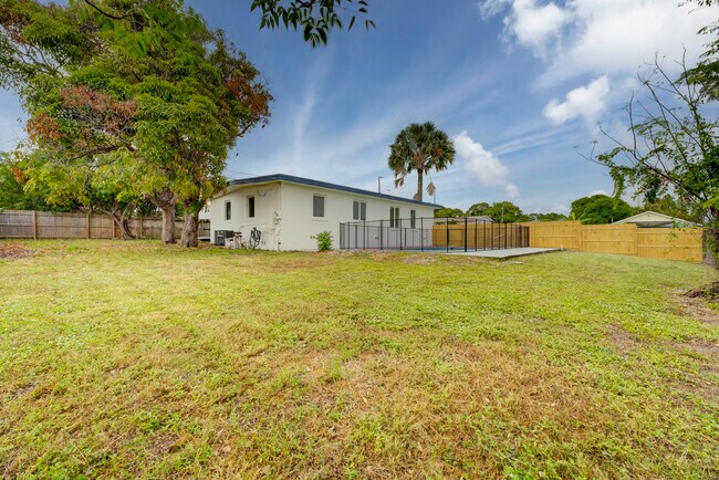 Building Photo - 840 Bradley St
