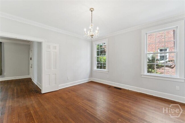 Building Photo - 206 E 46th St