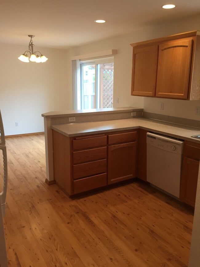 Building Photo - ***PENDING APPLICATION*** Lovely 3 Bedroom...