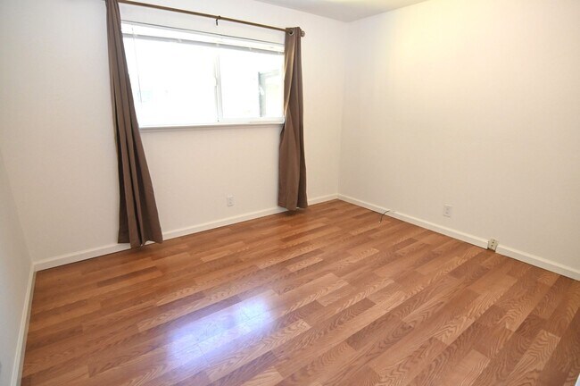Building Photo - 1295 Flora Ave