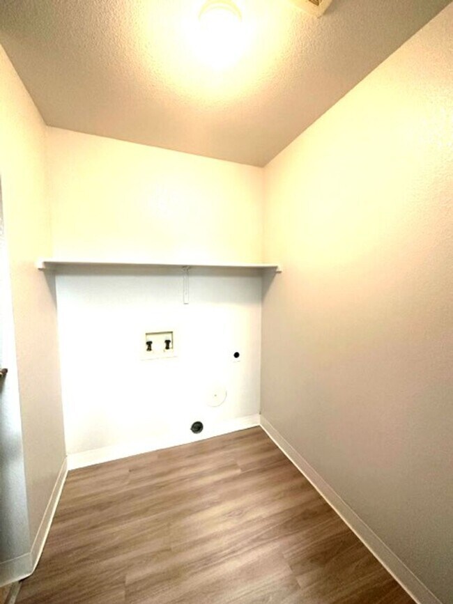 Building Photo - Bright and Beautiful upstairs apartment!