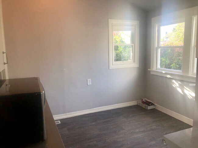 Building Photo - Sunny one bedroom house surrounded by lush...